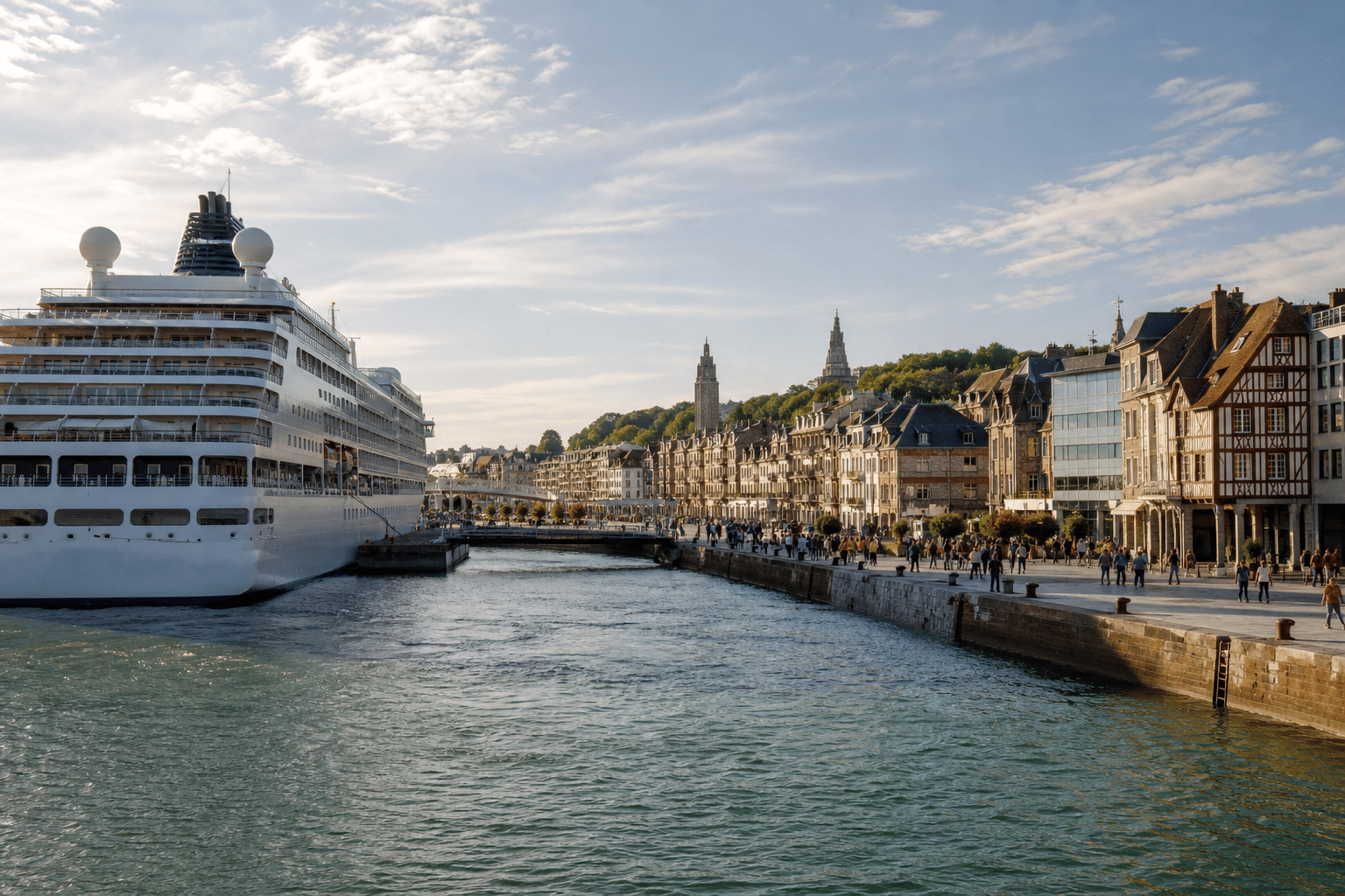 Port animé avec croisiériste et bâtiments historiques.