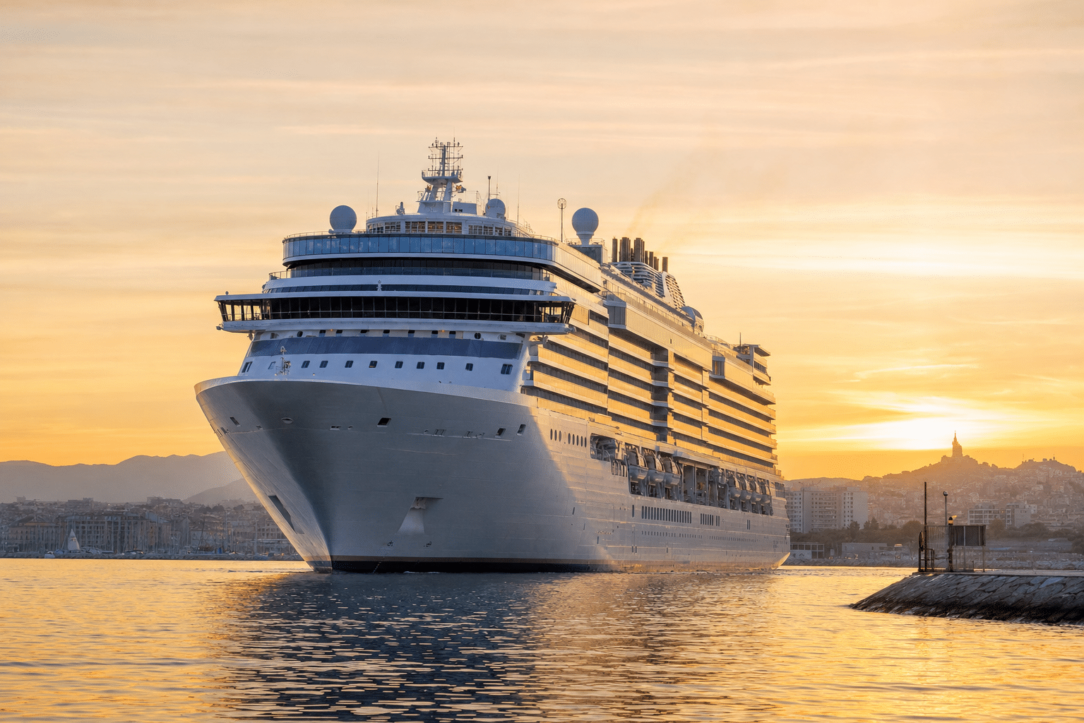 Croisière au coucher de soleil dans le port.